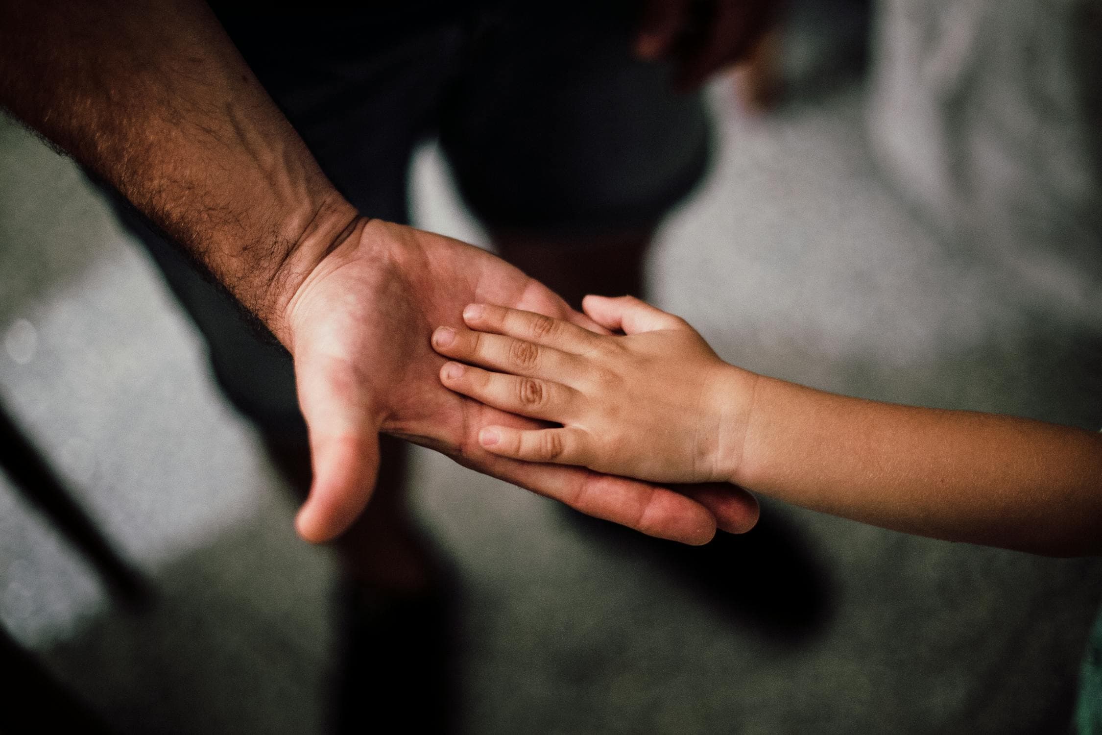 Kā atbalstīt bērnu, kuram ir vēzis: Praktiski padomi un emocionālas vadlīnijas vecākiem.