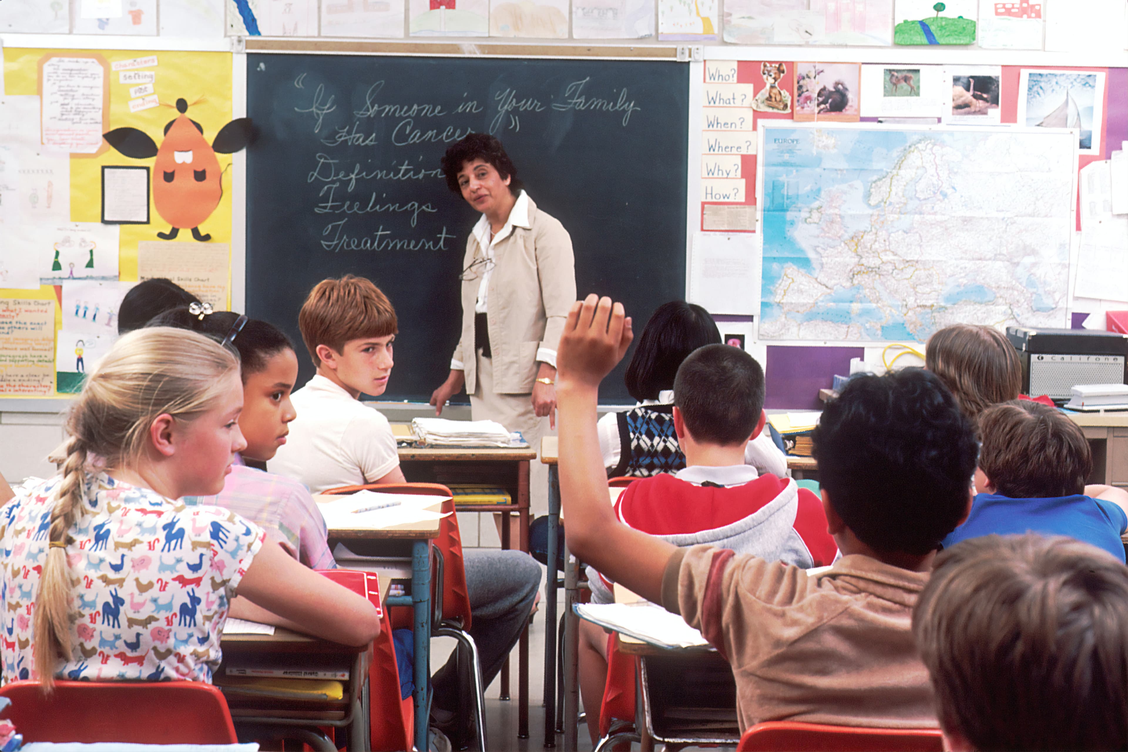 Hand in Hand: In the Class There Is a Child With Cancer (French)